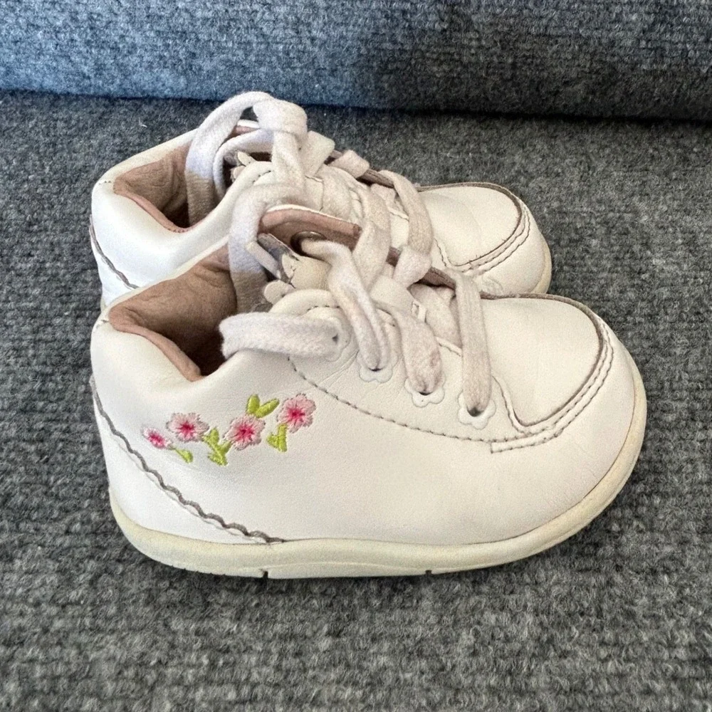 Stride Rite SRT Emilia White Leather Floral Embroidery Sneakers 4XW BG35693